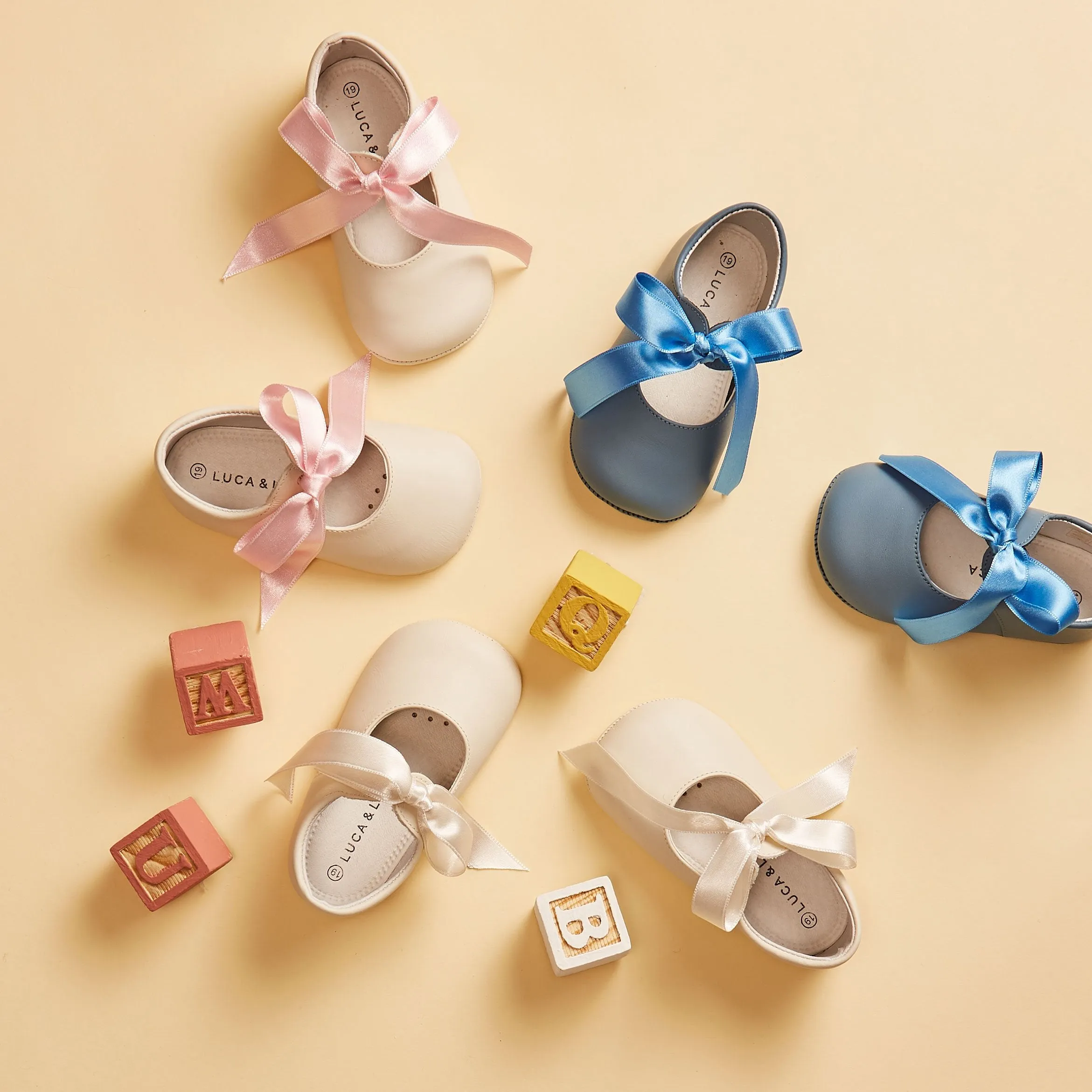 BEIGE MARY-JANE PRAM SHOES WITH PINK RIBBON