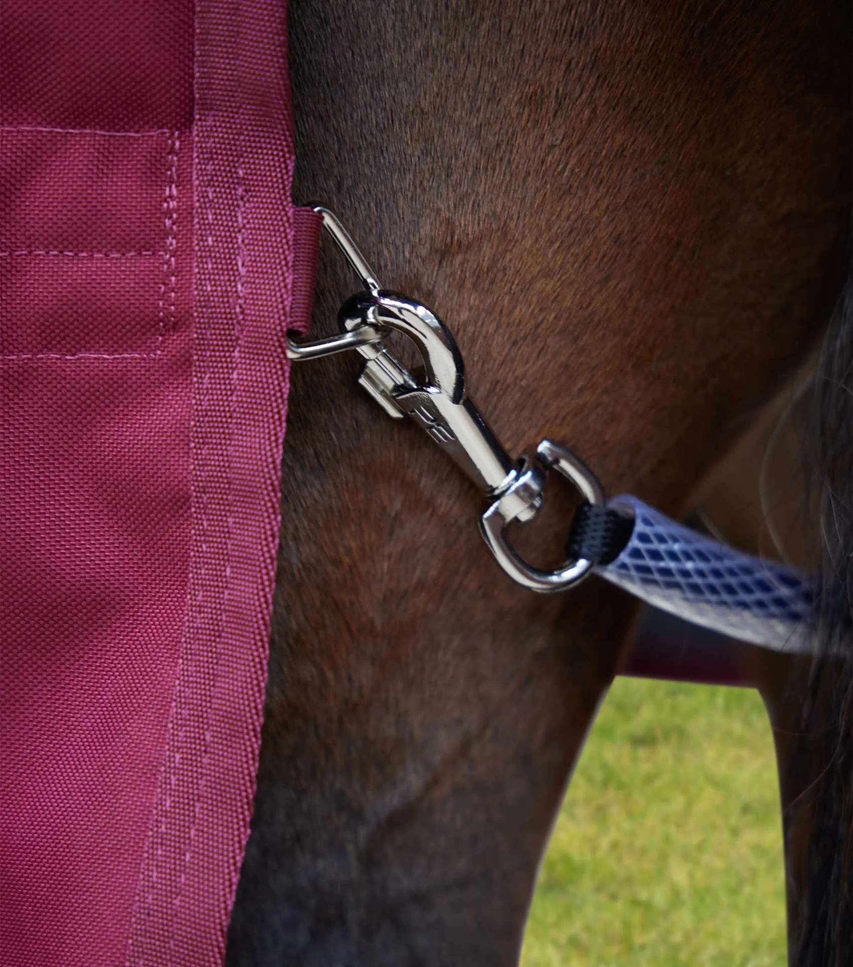 Stratus 1200 Series 400g Turnout Rug with Classic Neck Cover Burgundy