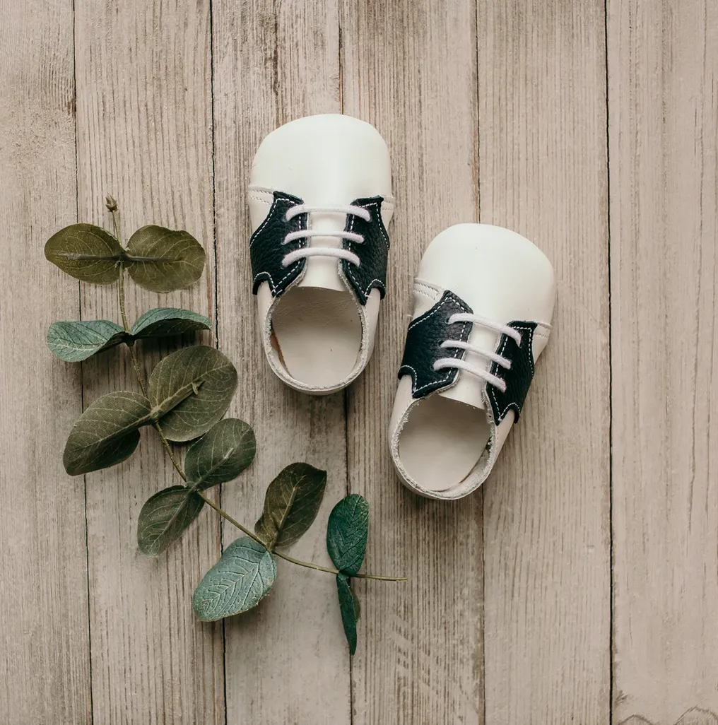 William Saddle Crib Shoe